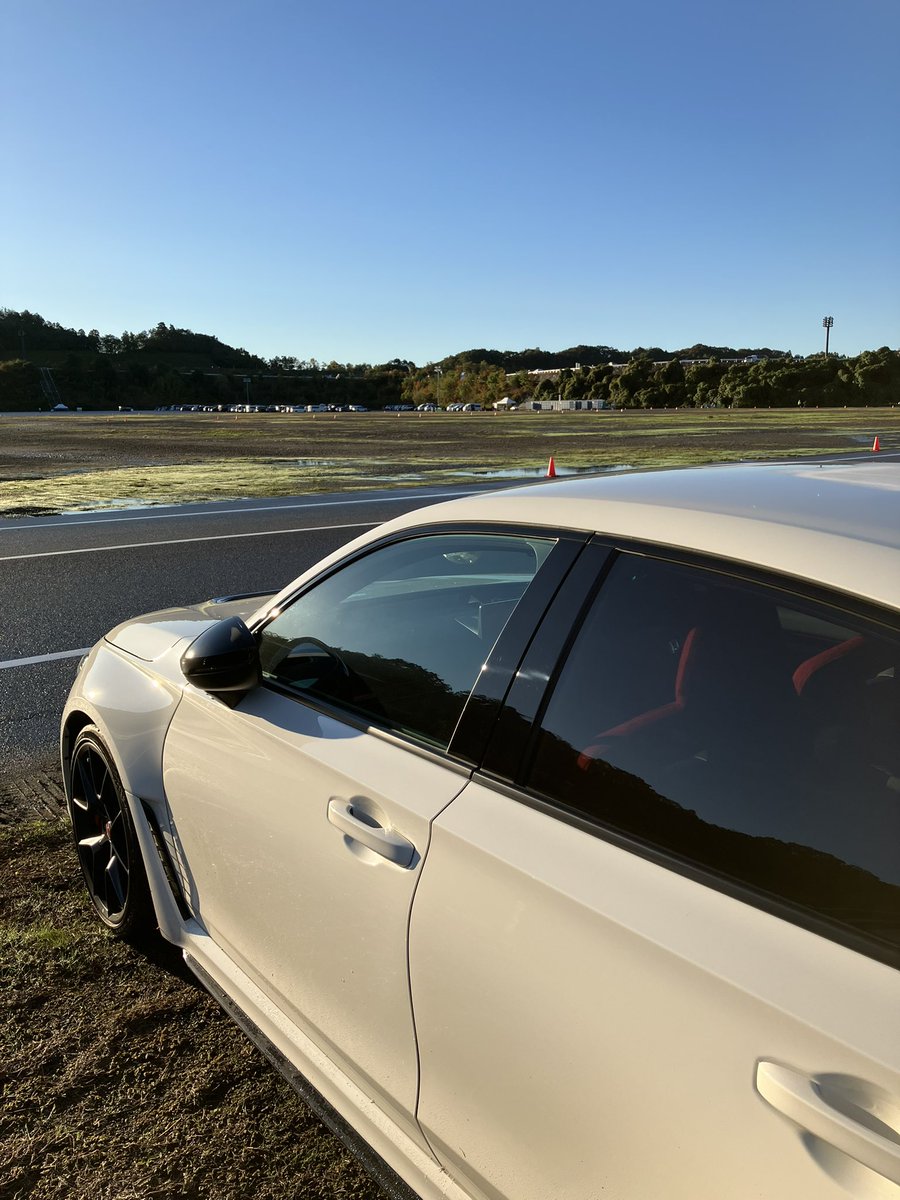またサーキット来てる💧

今日明日とSuper GT最終戦
HONDAは「シビック」として参戦する
最後のレースなんで、シビックで観にきました