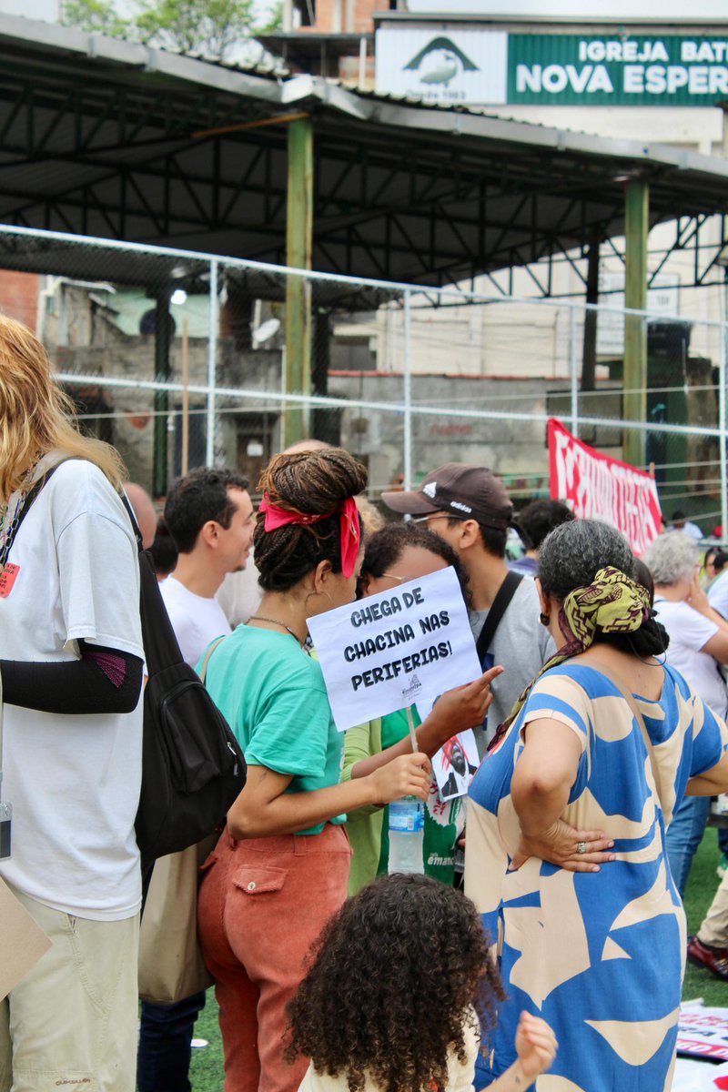 A população local pede por justiça para os mais de 120 mortos e pelo fim da violência contra o povo negro de favela, promovida pelo governo do Estado do Rio de Janeiro.

📸 <a href="/joibento/">Joice</a>