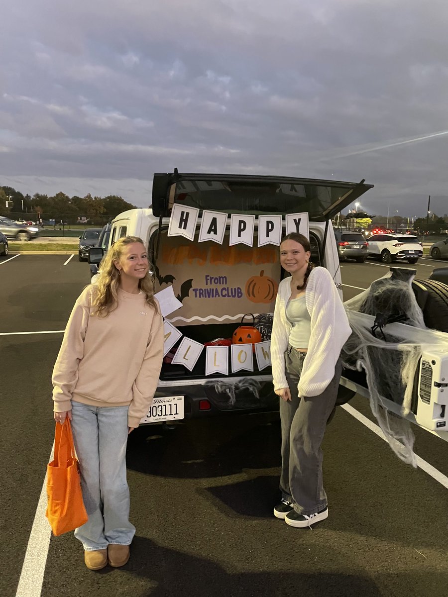 🎃 Happy Halloween! Here’s a look back at <a href="/YorkD205/">York High School</a> Trunk or Treat!

York hosted a fun-filled evening in its parking lot. Students and families dressed up, played games, and collected candy from creatively decorated trunks by York clubs and athletic teams.

#WeAreD205