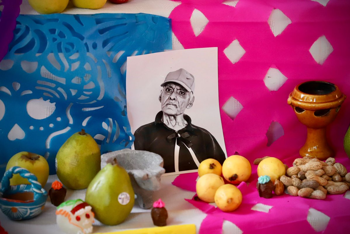 difhgo's tweet image. Las tradiciones que nos unen siguen vivas en el #CEAM. Las personas mayores celebraron el Día de Muertos con una tarde de leyendas y un hermoso altar lleno de color, memoria y orgullo mexicano. 🇲🇽🌼🫶🏻