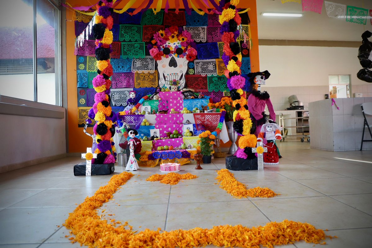 difhgo's tweet image. Las tradiciones que nos unen siguen vivas en el #CEAM. Las personas mayores celebraron el Día de Muertos con una tarde de leyendas y un hermoso altar lleno de color, memoria y orgullo mexicano. 🇲🇽🌼🫶🏻