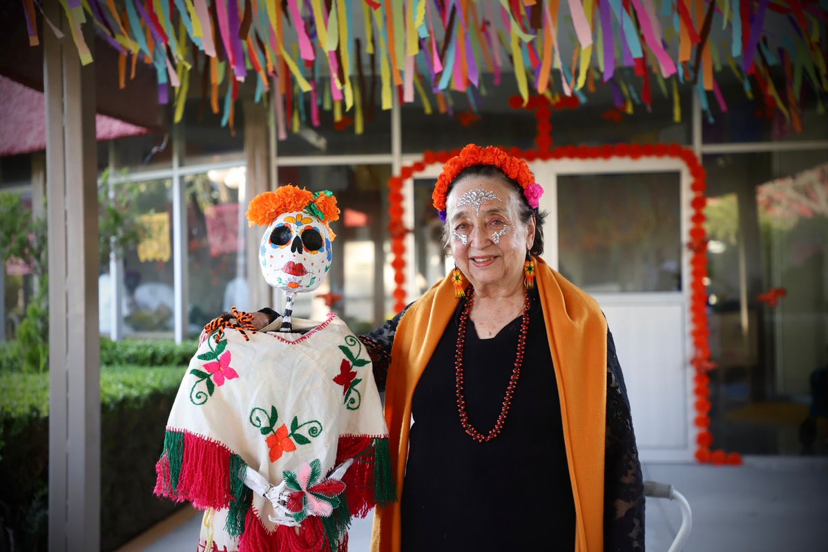 difhgo's tweet image. Las tradiciones que nos unen siguen vivas en el #CEAM. Las personas mayores celebraron el Día de Muertos con una tarde de leyendas y un hermoso altar lleno de color, memoria y orgullo mexicano. 🇲🇽🌼🫶🏻