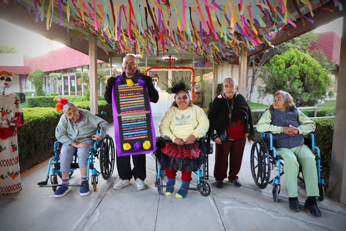 difhgo's tweet image. Las tradiciones que nos unen siguen vivas en el #CEAM. Las personas mayores celebraron el Día de Muertos con una tarde de leyendas y un hermoso altar lleno de color, memoria y orgullo mexicano. 🇲🇽🌼🫶🏻