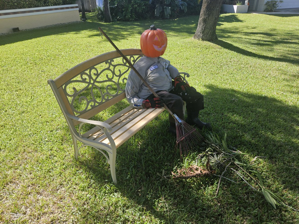 joshuablood98's tweet image. Mom and I went Charlie and Cheryl&apos;s house on wellington shores, I saw Charlie the Pumpkin using a rake. Then, I finished painting a #pumpkin of #mikewazowski and Mom made #jamespsullivan from @MonstersInc. This is so cool #Halloween2025 pumpkins, y&apos;all!🧟‍♂️🎃 #HappyHalloween