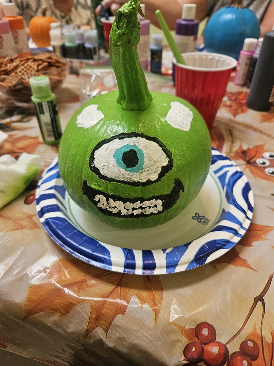 joshuablood98's tweet image. Mom and I went Charlie and Cheryl&apos;s house on wellington shores, I saw Charlie the Pumpkin using a rake. Then, I finished painting a #pumpkin of #mikewazowski and Mom made #jamespsullivan from @MonstersInc. This is so cool #Halloween2025 pumpkins, y&apos;all!🧟‍♂️🎃 #HappyHalloween