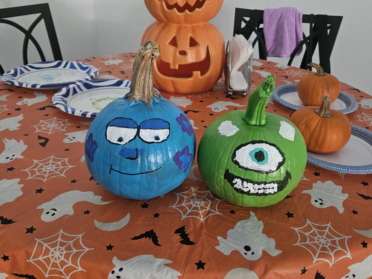 joshuablood98's tweet image. Mom and I went Charlie and Cheryl&apos;s house on wellington shores, I saw Charlie the Pumpkin using a rake. Then, I finished painting a #pumpkin of #mikewazowski and Mom made #jamespsullivan from @MonstersInc. This is so cool #Halloween2025 pumpkins, y&apos;all!🧟‍♂️🎃 #HappyHalloween