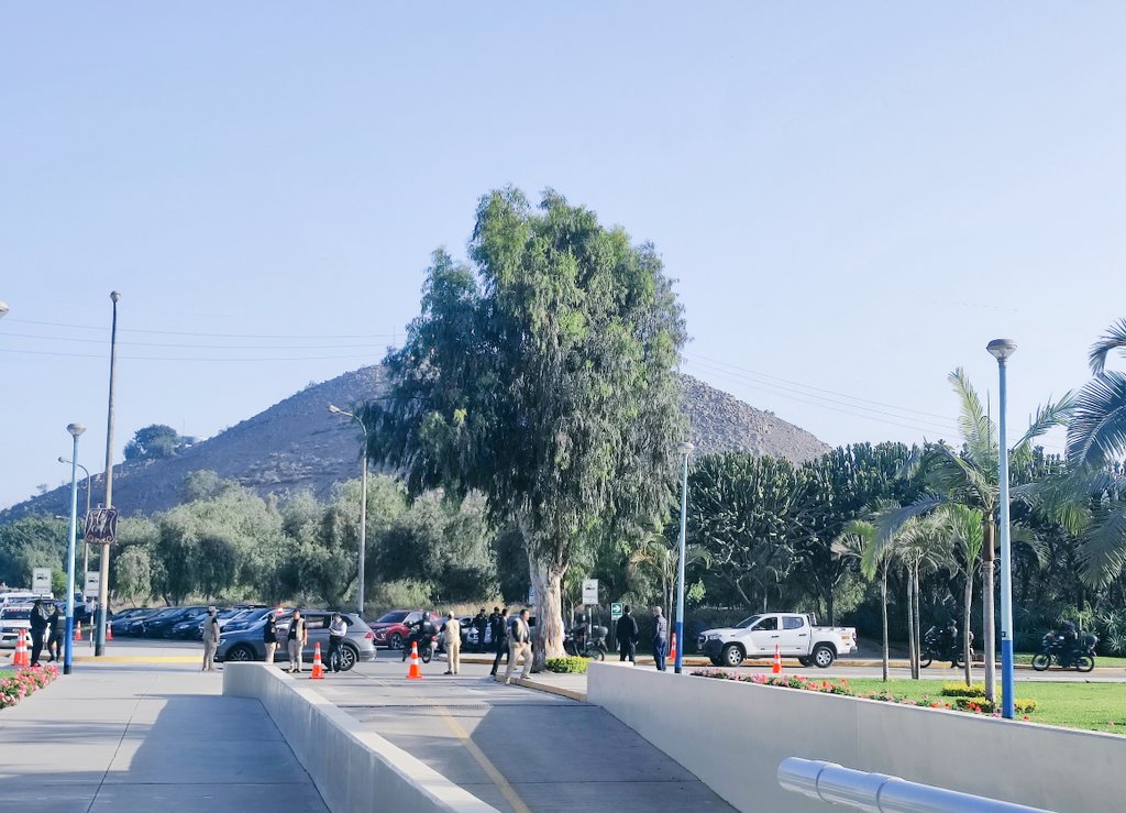 karlitaperu21's tweet image. #presidente Jeri  toma #sedapal nadie entra ni sale por seguridad de él, imagínense lo que genera por su presencia y miedo que le pase algo ????