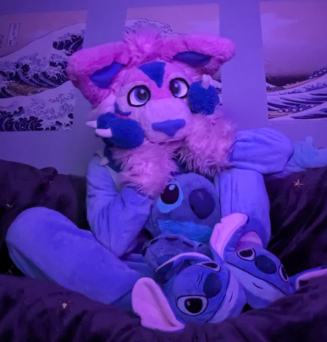 #HappyHalloween, how are you spending it? Me, I'm just having a cozy night in. Can ya guess what I'm watching?
#FursuitFriday #fursuit