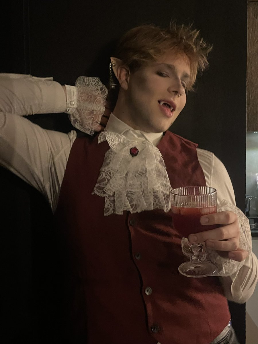 May I come in? 🧛🏻