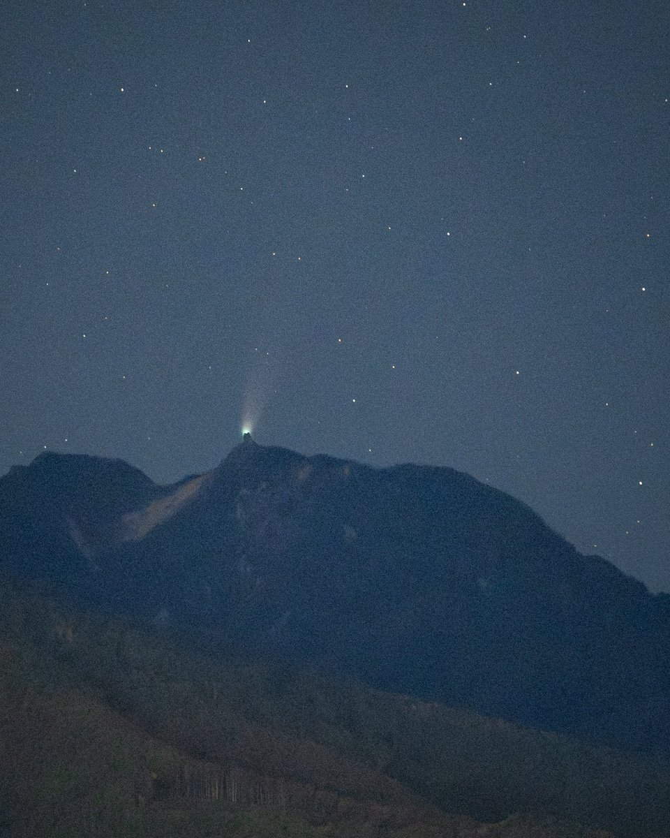 kazuyuki7009's tweet image. 「オベリスクの鞍に輝くレモン彗星」

鳳凰三山地蔵岳
オベリスク先端の鞍に輝くレモン彗星
感動の瞬間

10/28 韮崎市にて撮影

#レモン彗星 #comet #cometlemmon #彗星 #C2025A6lemmon #C2025A6
