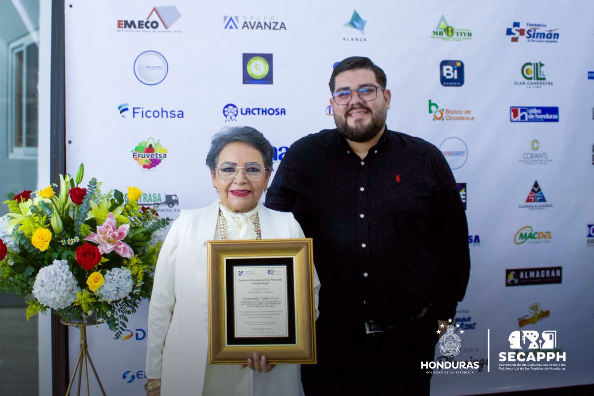 SECAPPH's tweet image. #SecapphInforma | 🧡🎹 En el marco del concierto de gala por el 80 aniversario de la Escuela Nacional de Música Victoriano López, la secretaria de Estado, @avo_anna, recibió un reconocimiento por su invaluable apoyo y compromiso con el desarrollo artístico de la juventud…