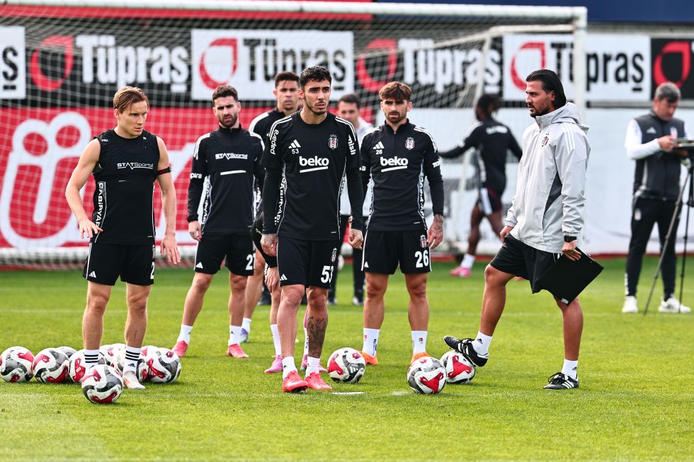 90minutepulse's tweet photo. Beşiktaş, bu sezon ilk kez bir maç için yarın akşam kampa girecek. (Kartal Yiğit) https://t.co/0txIr3VccR