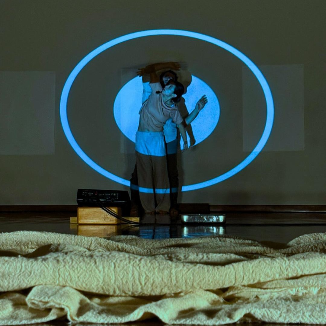 Alumbrar es una experiencia escénica que rinde homenaje a los saberes ancestrales de la partería tradicional maya, a través del cuerpo, la palabra y la memoria compartida.

📅Viernes 31 de octubre | 19:00 h
📍Pabellón Escénico <a href="/jardinescenico/">jardinescenico</a>