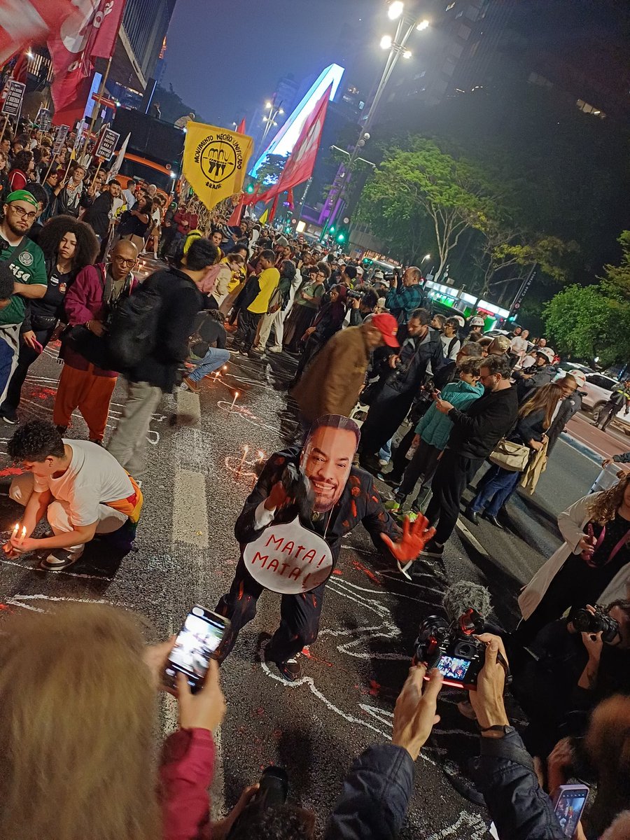 O crime organizado está mais perto da Faria Lima do que da favela. Quem quer combater o crime não faz caixão de santinho eleitoral nem demagogia com segurança pública.

Agora pergunta se Cláudio Castro foi a favor da Pec da Segurança...?