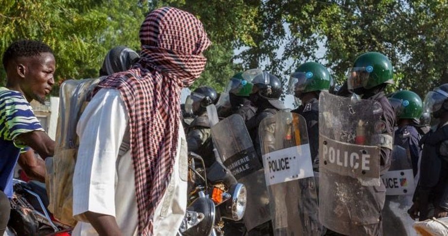 Excluded Headlines: Stay up to date on the Global South news stories the US- and Eurocentric media overlook, with author and journalist, <a href="/pajaritaroja/">Tamara Pearson</a> .
Filipinos suing Shell, euthanasia in Uruguay, Cameroon still protesting, Brazil police racism ...
excludedheadlines.substack.com/p/excluded-hea…