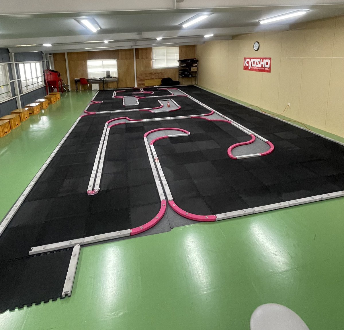 ヨシミサーキット
グリップは関東カップ、ナロー予選2回目、ワイドで予選1回目くらいです
レイアウトが前回と似てるからグリップそこそこあります！
2人で20分で終わりました笑
#ミニッツ