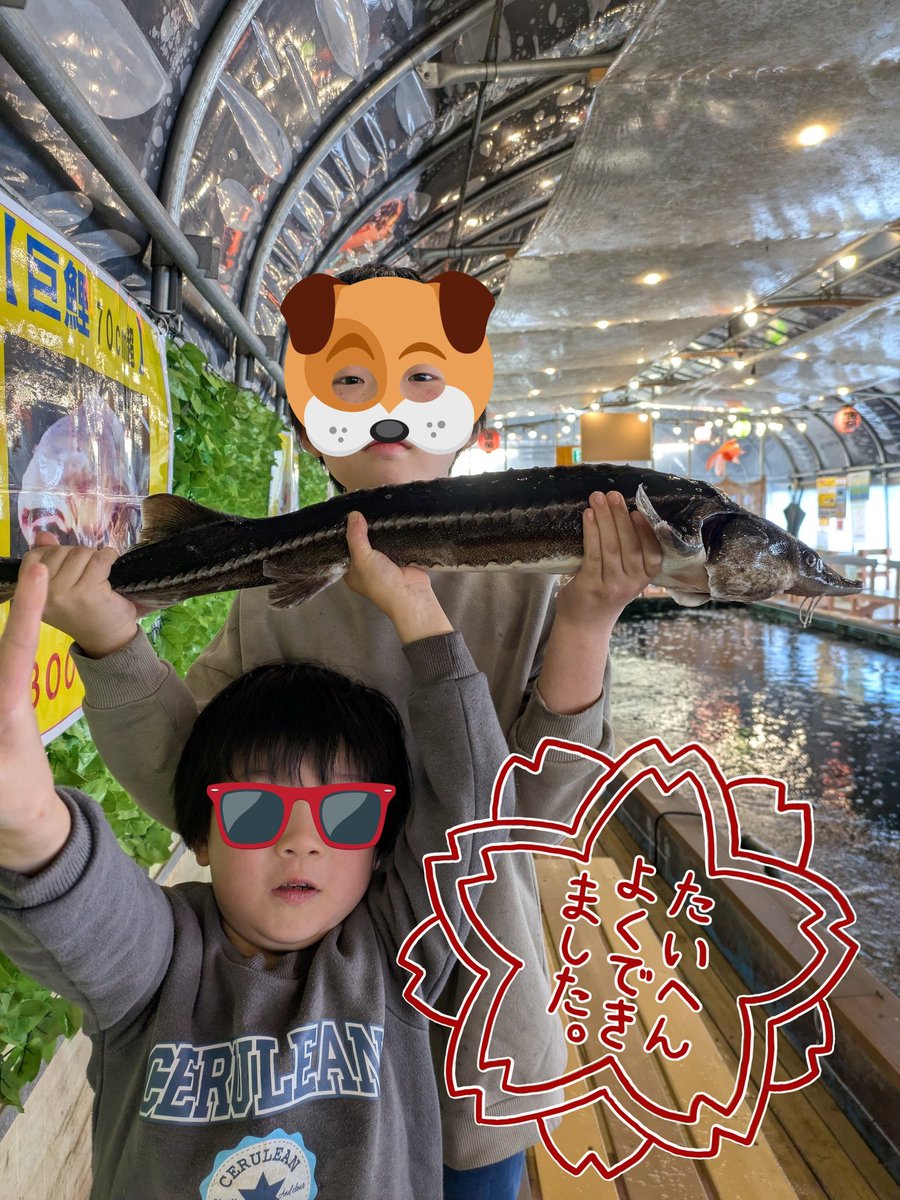 11月最初の爆釣自慢フォト！】 三人の少年たちがモンスターチョウザメ