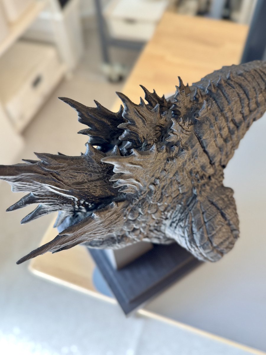 flat_3d_school's tweet photo. お客様がZBrushでモデリングされたハリウッド版ゴジラ��細部までこだわったディテールと独自のアレンジで圧巻の存在感！高さ約305mmで K2 Plus にて3Dプリント。
※ご本人了承のもと掲載しております

データ：お客様作品（ZBrush）
3Dプリンター：K2 Plus Combo（Creality）
フィラメント：PLA https://t.co/0W2pVaXeUR