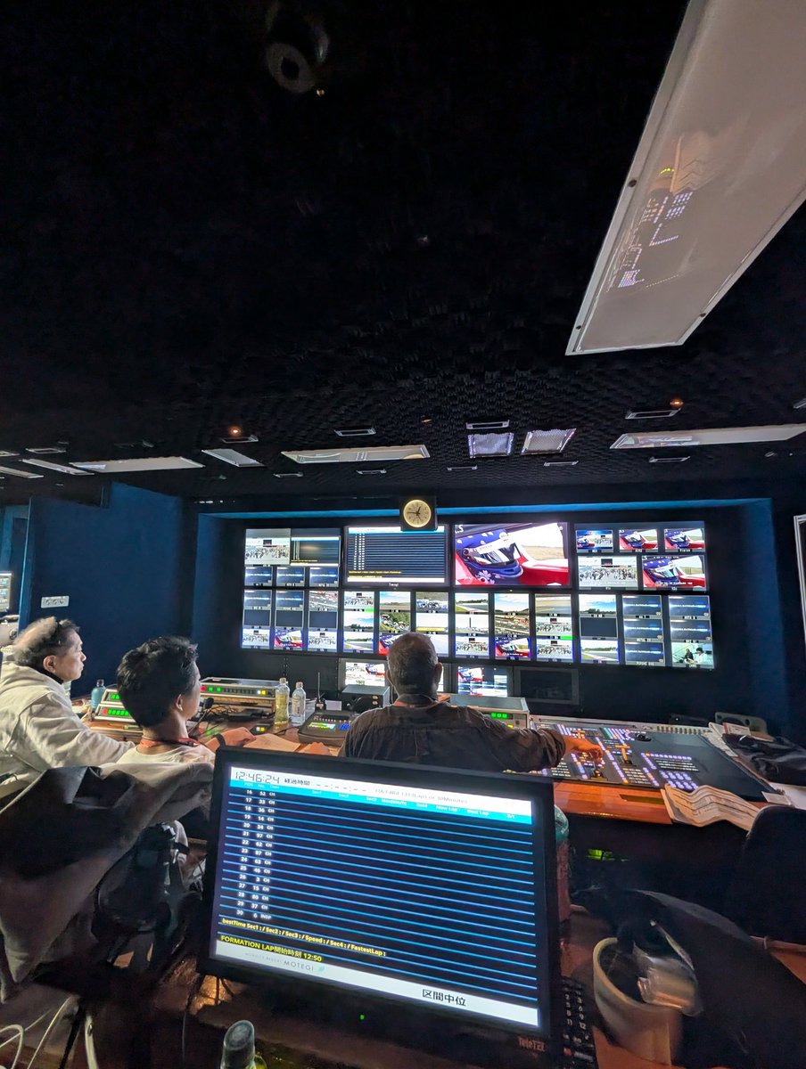 sascha348's tweet image. #supergt 最終戦予選前の #f4 レースを中継車で見ます！ここでレース映像が作られています！緊張感ある車内です！これがトラックの荷台の中って凄すぎます！ @SUPERGT_JP #f4jp