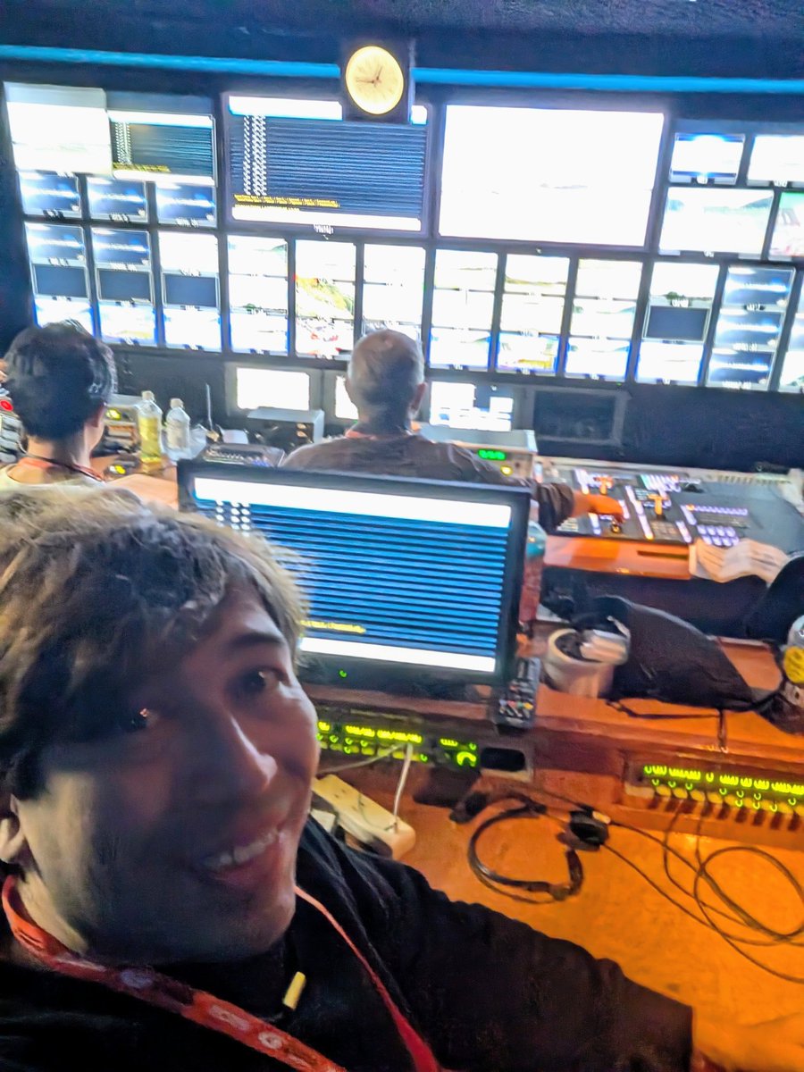 sascha348's tweet image. #supergt 最終戦予選前の #f4 レースを中継車で見ます！ここでレース映像が作られています！緊張感ある車内です！これがトラックの荷台の中って凄すぎます！ @SUPERGT_JP #f4jp