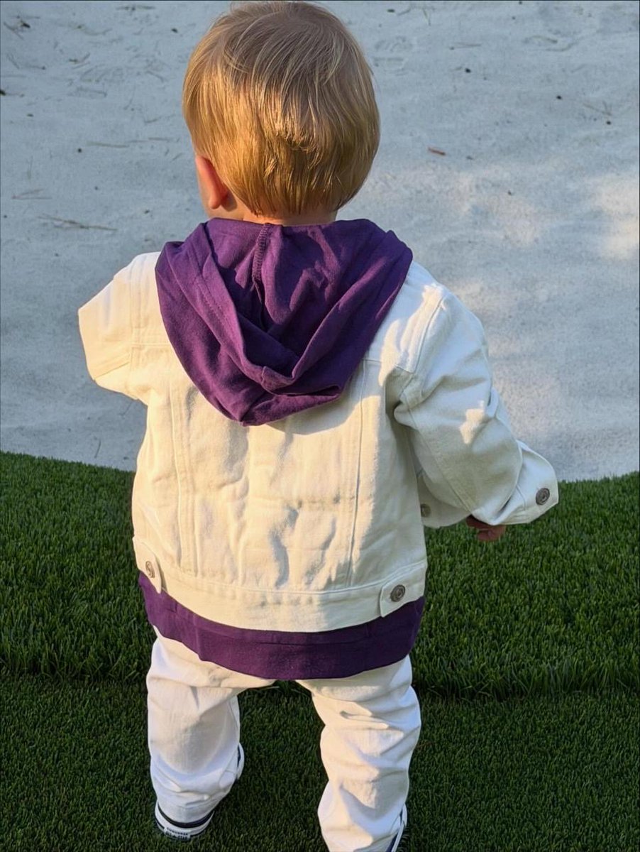 SeriesBrasil's tweet image. Jack Blues Bieber, filho de Justin Bieber e Hailey Bieber, se fantasiou de Justin Bieber para o Halloween 2025.