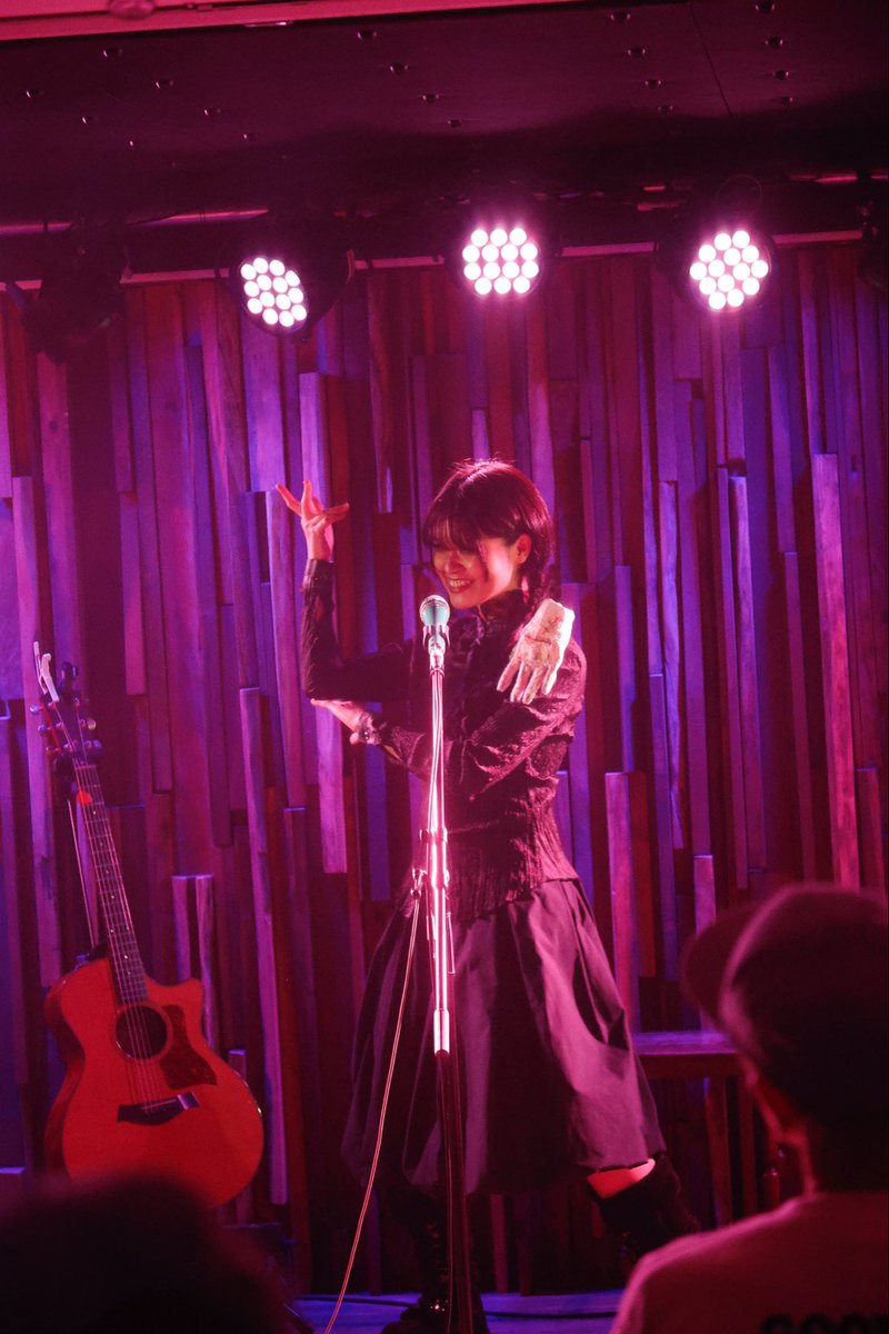 yasu_u3u's tweet image. 2025.10.31 someno kyoto🎃

来てくれた方、配信で観てくれた方
ありがとうございました！
4回目のソメノハロウィン、今年も楽しんでいただけましたでしょうかっ
私はウェンズデーのコスプレした👧
この日のために仮装を考える時間がとても好きなのです💭
これにて一旦ライブ納め！またね！
#ayakadot