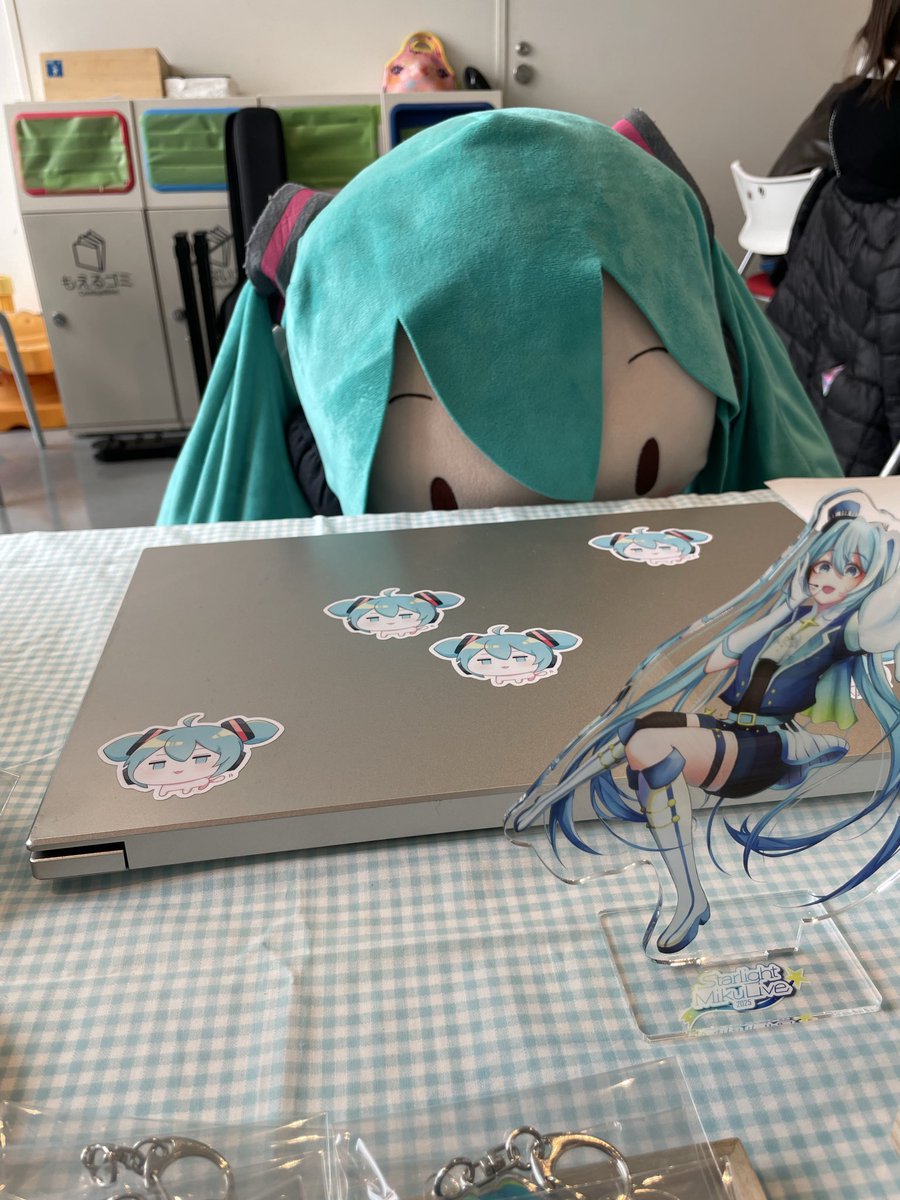MIC_NUART's tweet image. 🚀2025 日芸祭 企画紹介🚀

『Starlight Miku Live 』

Starlight Miku Liveの物販スペースです！

📍南棟 5階 階段前

ライブは11月2日(日)16:15から大ホールにて開催しますので是非ご来場ください♪

(2日は14時以降大ホール前となります)
11/1,3のみ
