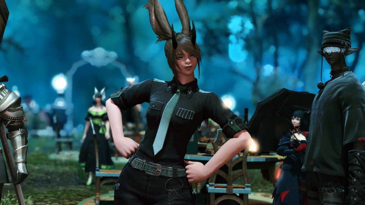 Wasn't in a very festive spooky szn mood this year, but you can have this lazy pic of my lazy outfit anyway.