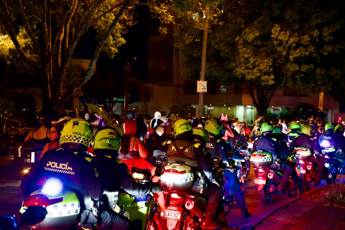 #AEstaHora / Nuestras autoridades monitorean puntos de concentración de motociclistas en Cali por motivo de celebración de Halloween.

🚨 Junto a <a href="/PoliciaCali/">Policía Metropolitana Santiago de Cali</a>, <a href="/MovilidadCali/">Secretaría de Movilidad de Cali</a> y <a href="/SECPAZYCC/">Paz y Cultura C.</a> sostenemos diálogo constante, fomentando el orden y la responsabilidad.