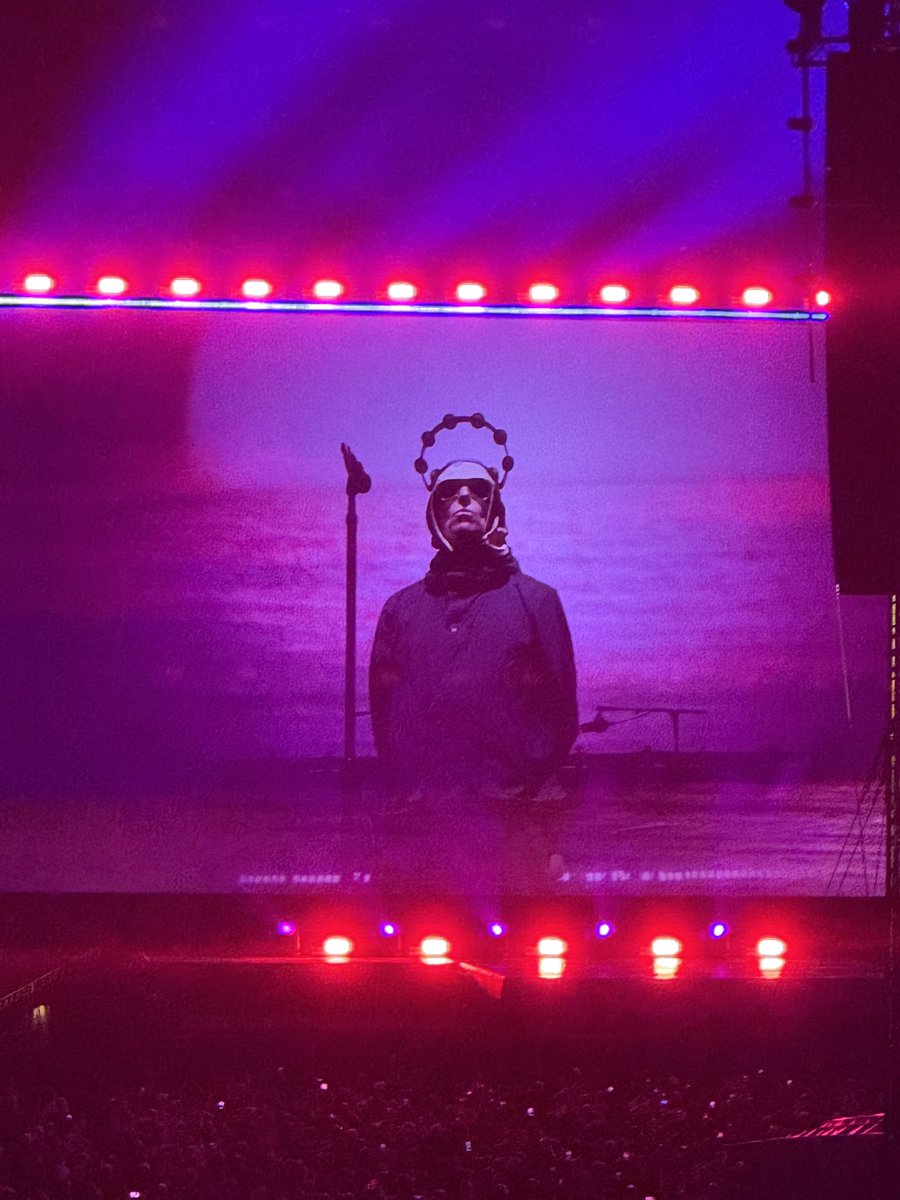 TAlanHol's tweet photo. Pretty fucking fantastic #oasislive25 https://t.co/slDXG8Y2ng