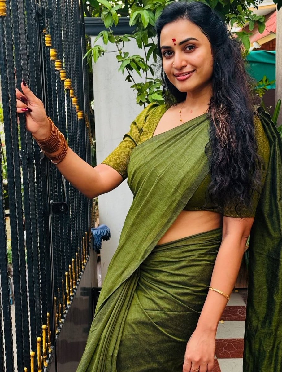 பூட்டிய கதவுகளின் பின்னே
சில ரகசியங்கள் இருக்க கூடும்
திறக்கப்படாத மனங்களின்
உள்ளேதான்
பல வலிகள் மறைந்திருக்கும்!