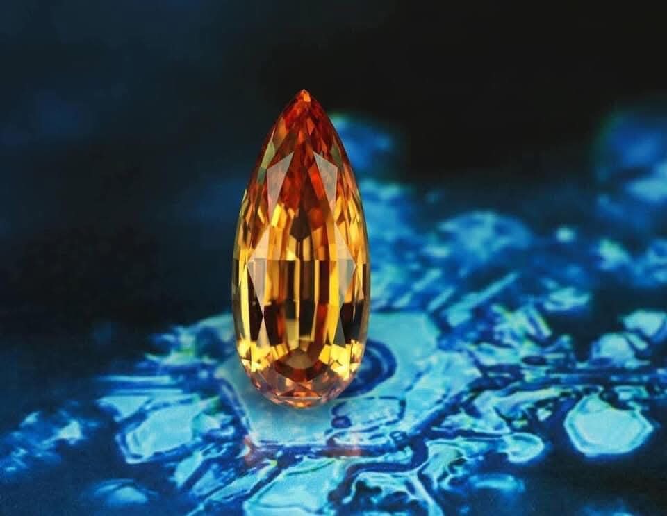 QuocTuangl92's tweet photo. SỰ SUY TÀN CỦA TOPAZ VÀNG DO ĐÂU ❓
Ngày nay, có rất nhiều người chỉ biết đến Topaz xanh biển, hiếm ai nhắc đến Topaz vàng - dòng đá danh tiếng một thời, với lịch sử chói lọi, cùng bao thăng trầm theo dòng thời cuộc... Vậy nguyên nhân nào dẫn đến sự suy tàn của dòng đá này ?

Đầu tiên phải kể đến sự trỗi dậy của Thạch anh vàng. Khi công nghệ xử lý nhiệt ngày càng trở nên hoàn thiện, kết quả là hàng loạt viên đá Citrine có màu vàng óng ánh và độ tinh khiết cực cao vốn là hàng đốt từ thạch anh tím xuất hiện dày đặc trên thị trường, với giá vô cùng rẻ. Thế giới  bắt đầu nhen nhóm trào lưu “Đòi lại danh tiếng của Citrine”, người ta cho rằng Topazios vốn có một phần lịch sử của Citrine. Cộng thêm nhiều yếu tố về chính trị, thời cuộc đang dâng cao sau thế chiến thứ 2... Và điều gì đến sẽ phải đến, năm 1952 Citrine được thêm vào danh sách Birthstone tháng 11. Đây cũng là cột mốc đánh dấu sự suy tàn của Topaz vàng.

Chuối thường cả nải, vận xui không bao giờ đến một mình, vào những năm 1960s, phương pháp chiếu xạ để biến topaz trắng thành Topaz xanh biển, topaz vàng đã ra đời. Không lâu sau đó, Topaz xanh biển nhanh chóng tràn ngập trên thị trường và trở thành biểu tượng nhận dạng cho cả các dòng đá này: loại đá màu xanh biển & giá siêu rẻ. Được nước đẩy thuyền, các nhà buôn đá quý quốc tế ra sức quảng bá Topaz xanh biển cùng Citrine cũng đều là “dòng đá quốc dân”, đại diện cho tháng 11 không còn ai muốn nhắc gì với topaz vàng trứ danh thuở nào. Đây như là cú tát thứ 2, đánh thẳng vào dòng đá tháng 11 đang trên đà rệu rã, khiến Topaz vàng gần như không còn cơ hội nào để trở mình!

Một yếu tố chủ quan nữa chính là thực lực. Công bằng mà nói thì ngoài yếu tố lịch sử, thì Topaz vàng không có nhiều đặc điểm mang tính độc trưng, nên không khó để các đối thủ đối đầu và vượt qua nhanh chóng. Làm chủ một tháng trên Phong Thần Bảng Birthstone chưa bao giờ là điều dễ dàng, nơi chỉ dành cho những dòng đá thật sự bản lĩnh.
Photo: Nomad
——————————
 #sưutầmđáquý
#kienthucdaquy #kiemdinhdaquy
#Topaz #GoldenTopaz