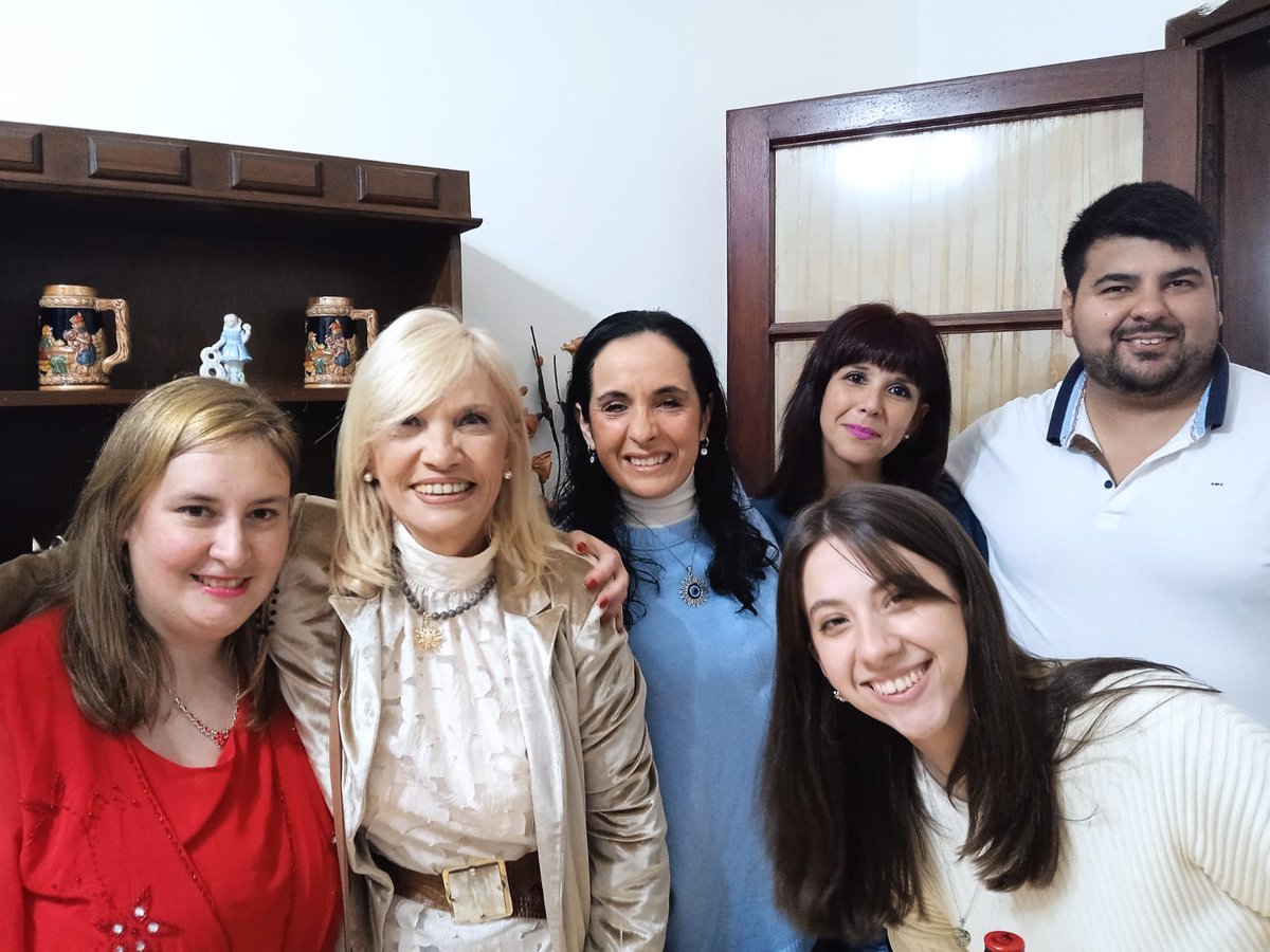 Hace Una Semana Disfrutaba De Un Cumpleaños Muy Especial Con Gente Muy Querida !!