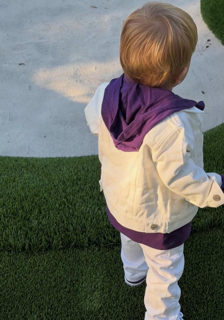 bizzjournals's tweet image. nada me preparou pra ver o filho do justin bieber vestido de justin bieber