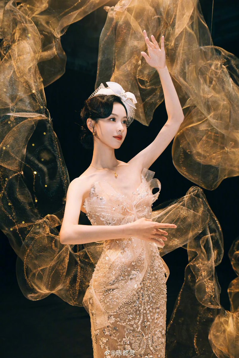 centlookbook's tweet image. #chenduling wearing Hacchic Couture 2026 spring/summer collection for a Galénic brand livestream event