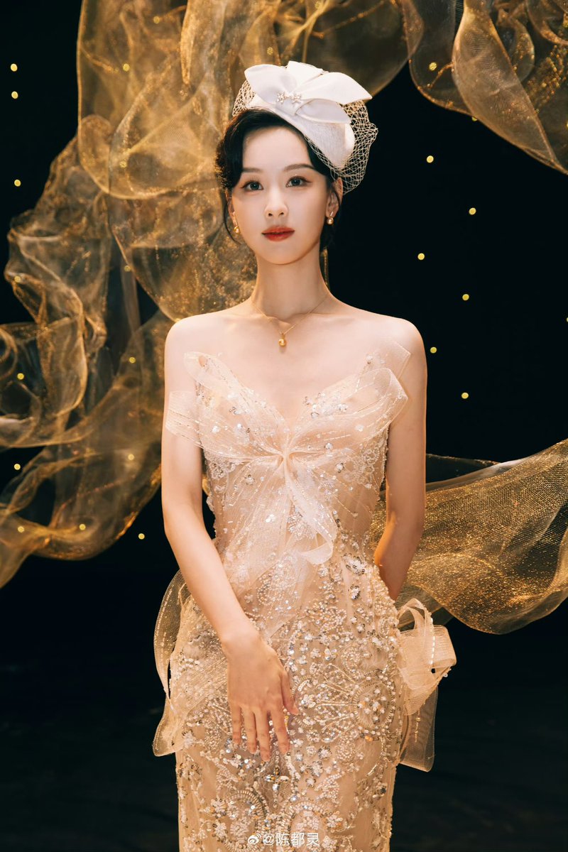 centlookbook's tweet image. #chenduling wearing Hacchic Couture 2026 spring/summer collection for a Galénic brand livestream event
