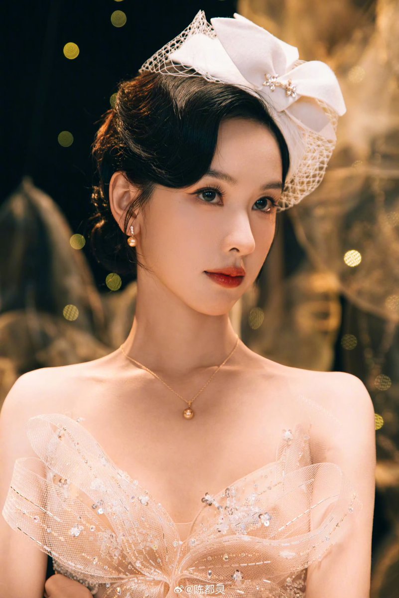 centlookbook's tweet image. #chenduling wearing Hacchic Couture 2026 spring/summer collection for a Galénic brand livestream event