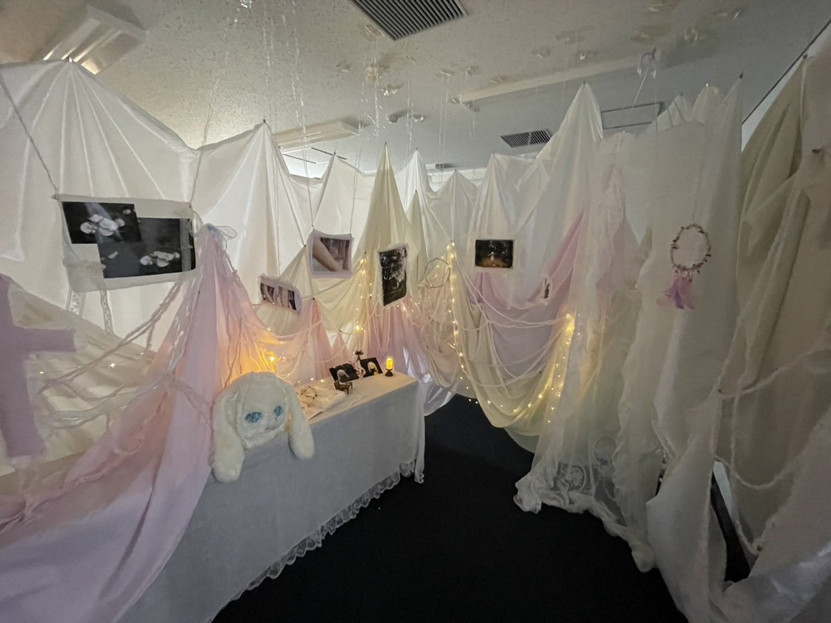 MIC_NUART's tweet image. 🚀2025日芸祭 企画紹介🚀

『 うーちゃん蟠りの部屋 』

📍南棟5階 C2

誰しもが持っているトラウマや悲しみ、
心の奥底の蟠りなどの感情と向き合う部屋。
しぶとく生きて昇華できますように..*･ﾟ*.+ﾟ*