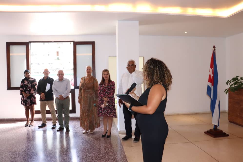 Oscar_CubaTSP's tweet photo. Hoy tuvo lugar la graduación del diplomado de @Minjus_Cuba que celebra el conocimiento y la preparación como herramientas de servicio. Muchas felicidades a todos los graduados @RosyCubaMINJUS @PilarCubaMinjus 
@gob https://t.co/zXysQCgiIs