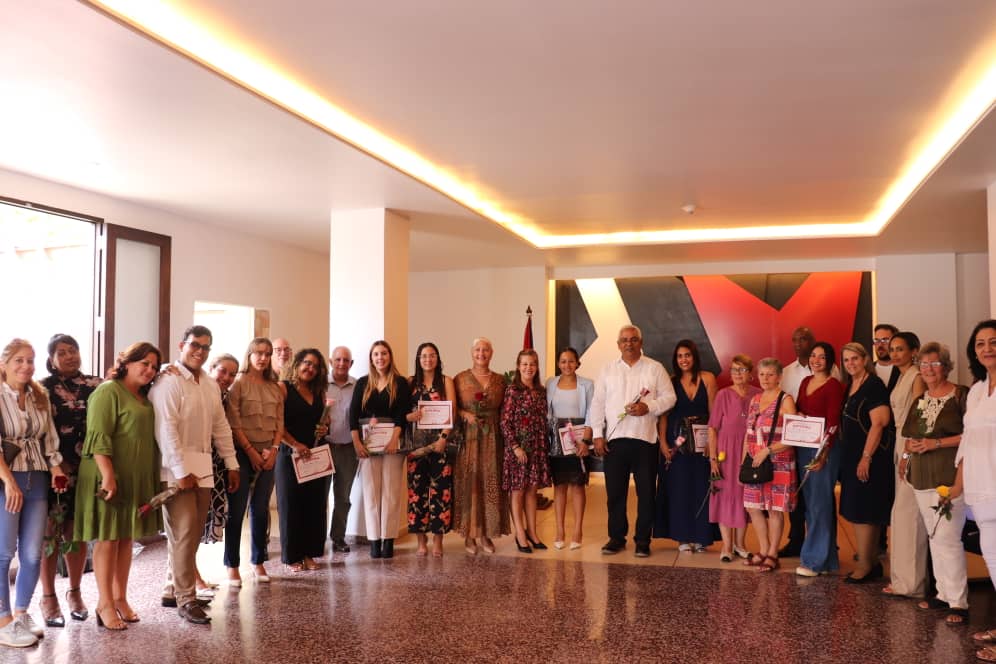 Oscar_CubaTSP's tweet photo. Hoy tuvo lugar la graduación del diplomado de @Minjus_Cuba que celebra el conocimiento y la preparación como herramientas de servicio. Muchas felicidades a todos los graduados @RosyCubaMINJUS @PilarCubaMinjus 
@gob https://t.co/zXysQCgiIs