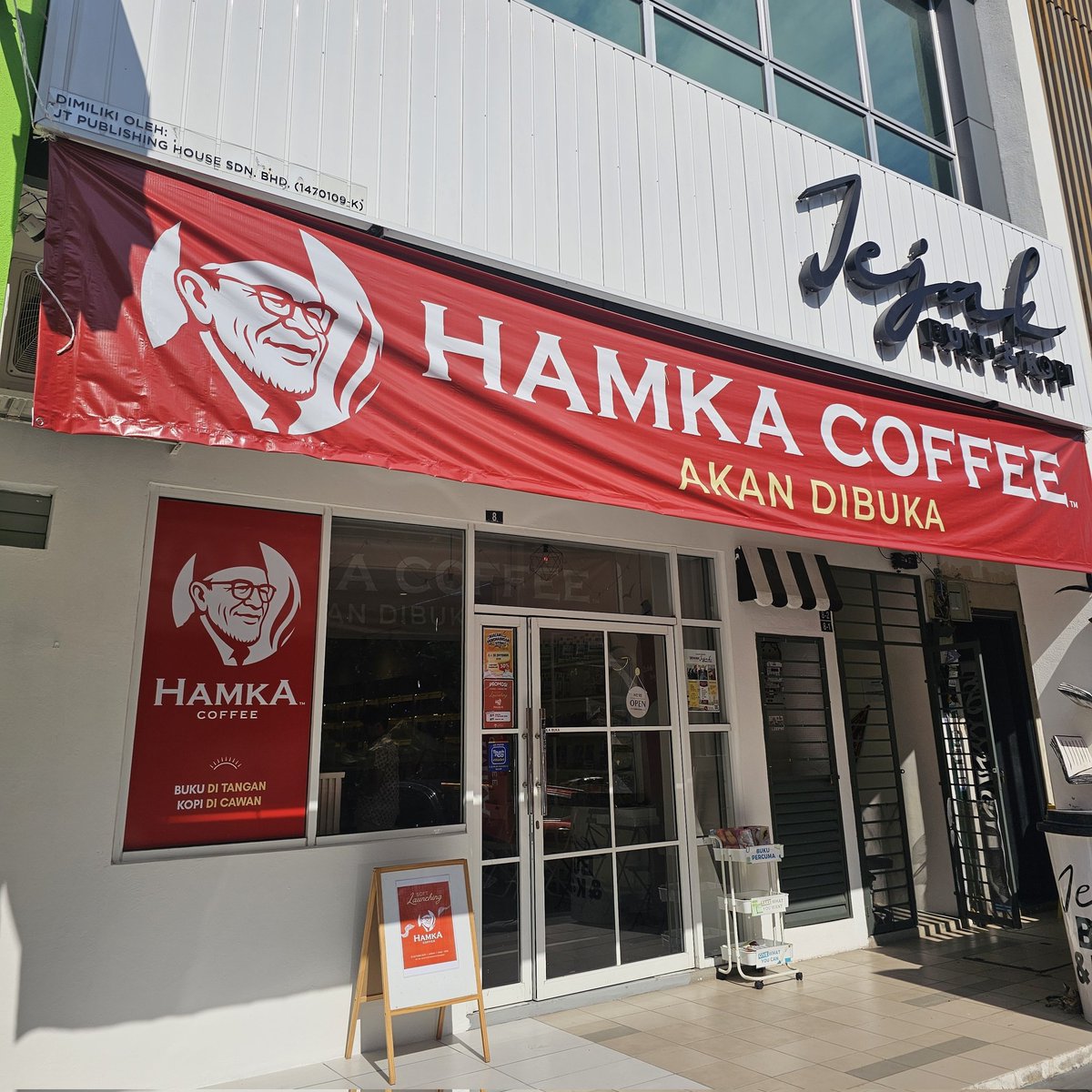 jejaktarbiah's tweet photo. Cuti hujung minggu ni masih kosong?
Kalau belum ada arah untuk dituju, singgahlah ke Hamka Coffee — kafe yang disusun dengan buku, kopi, dan suasana yang mengajak hati berehat sekejap dari bising dunia. ☕📖

📍Bandar Puteri Bangi
⏰️ 10AM - 10PM

Jumpa di Hamka Coffee! 😊👋 https://t.co/hs4HzgoWC0