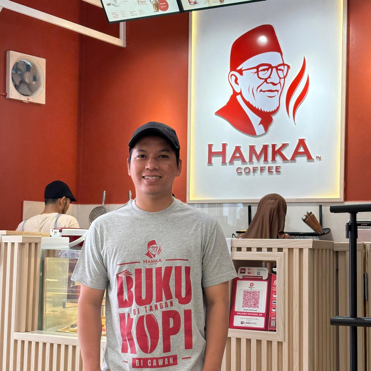 jejaktarbiah's tweet photo. Cuti hujung minggu ni masih kosong?
Kalau belum ada arah untuk dituju, singgahlah ke Hamka Coffee — kafe yang disusun dengan buku, kopi, dan suasana yang mengajak hati berehat sekejap dari bising dunia. ☕📖

📍Bandar Puteri Bangi
⏰️ 10AM - 10PM

Jumpa di Hamka Coffee! 😊👋 https://t.co/hs4HzgoWC0