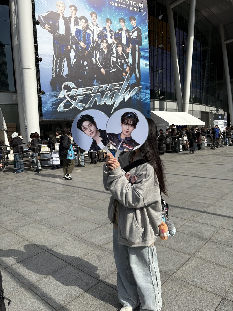 sn_ksmr's tweet photo. 遅くなったけど、ZB1ワルツ2日間参戦してきました✨️グッズ7時間以上並んだのに買えんかったりしたけど人生で1番近い席に入ること出来たし、ゼロズの知り合いが増えて凄く充実してました！ZB1もZEROSEもずっと一緒にいようね🍀*゜ https://t.co/WtgXR3v5sK