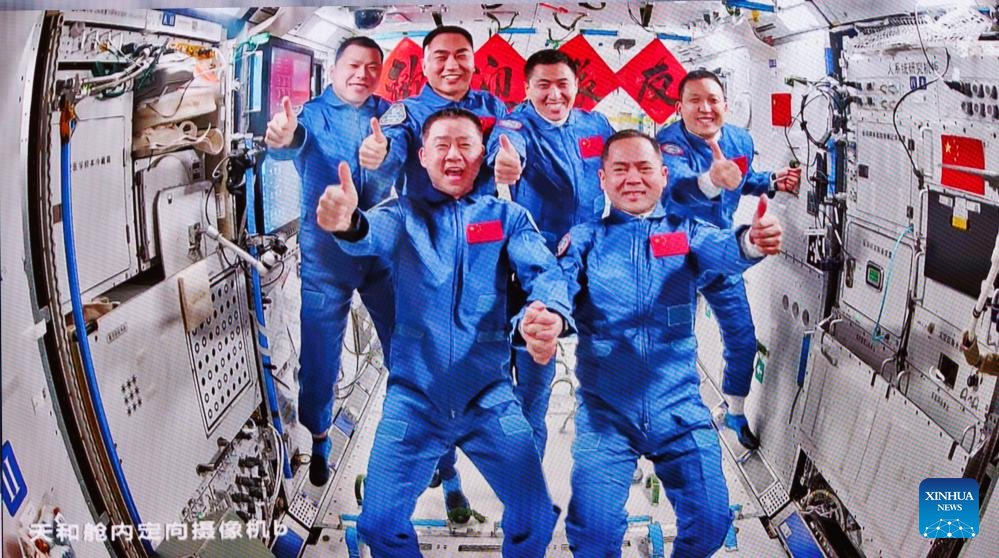 chinaorgcn's tweet image. The three #astronauts aboard China's Shenzhou-21 spaceship have entered the country's space station and met with another astronaut trio early Saturday morning, starting a new round of in-orbit crew handover. #space #taikonauts china.org.cn/2025-11/01/con…