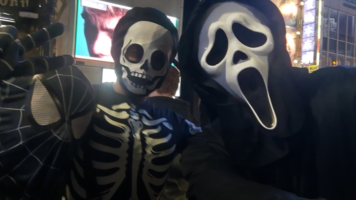 ハロウィンから一夜明けました🎃
かなりの人に呼び止められ写真を求められました、全体的に外国人の方が多かったですね
さすが外国の映画の登場人物の仮装だと身に染みて感じました😎👍

今年もハロウィン楽しませていただきました🤗🌈