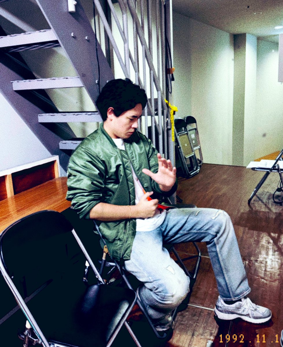 今年のハロウィンは、

〝怪人が暴れ回って子供たちが悲鳴をあげてる中、舞台袖で黙々と変身の振りを確認する昭和の終わり頃のヒーローショー俳優〟

の仮装したよ！！