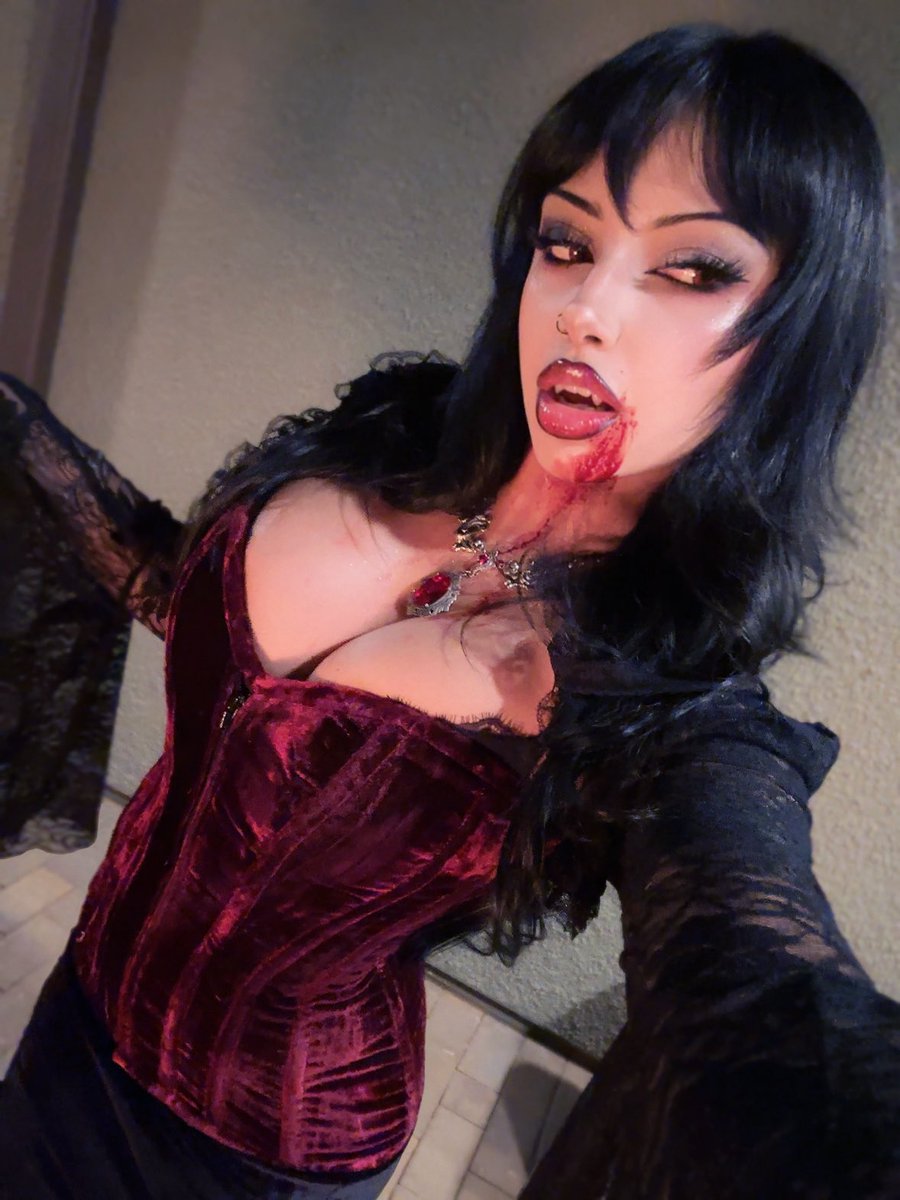 vampirrria's tweet photo. #Thirsty https://t.co/eFp2x4D7Lj