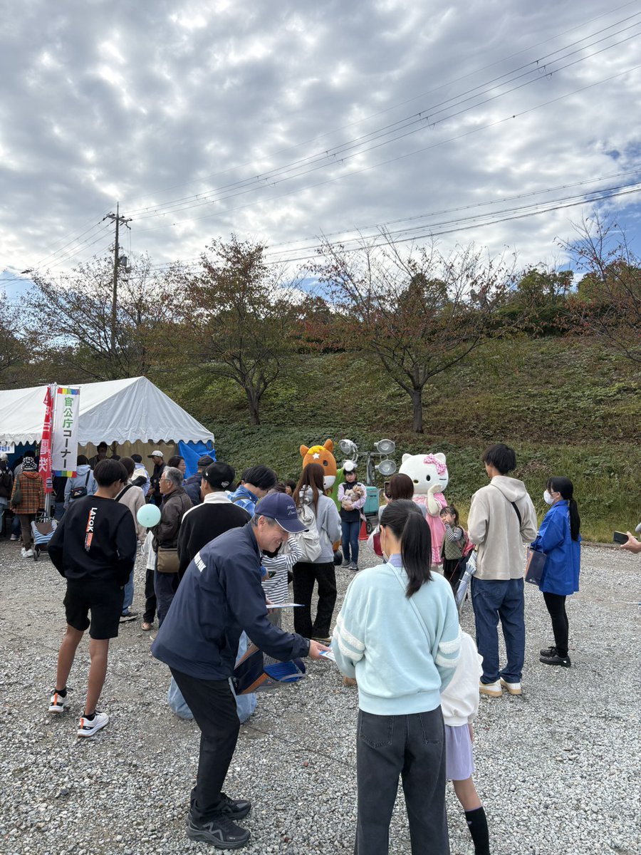 mikihlp's tweet photo. 三木金物まつり会場の様子です。

ターフィーくん、キティちゃん
可愛いです💛

明日、明後日は当パークに遊びに来てくれる予定です✨

#TURFY
#HelloKitty 
#Greeting https://t.co/Qa7NotJ67W