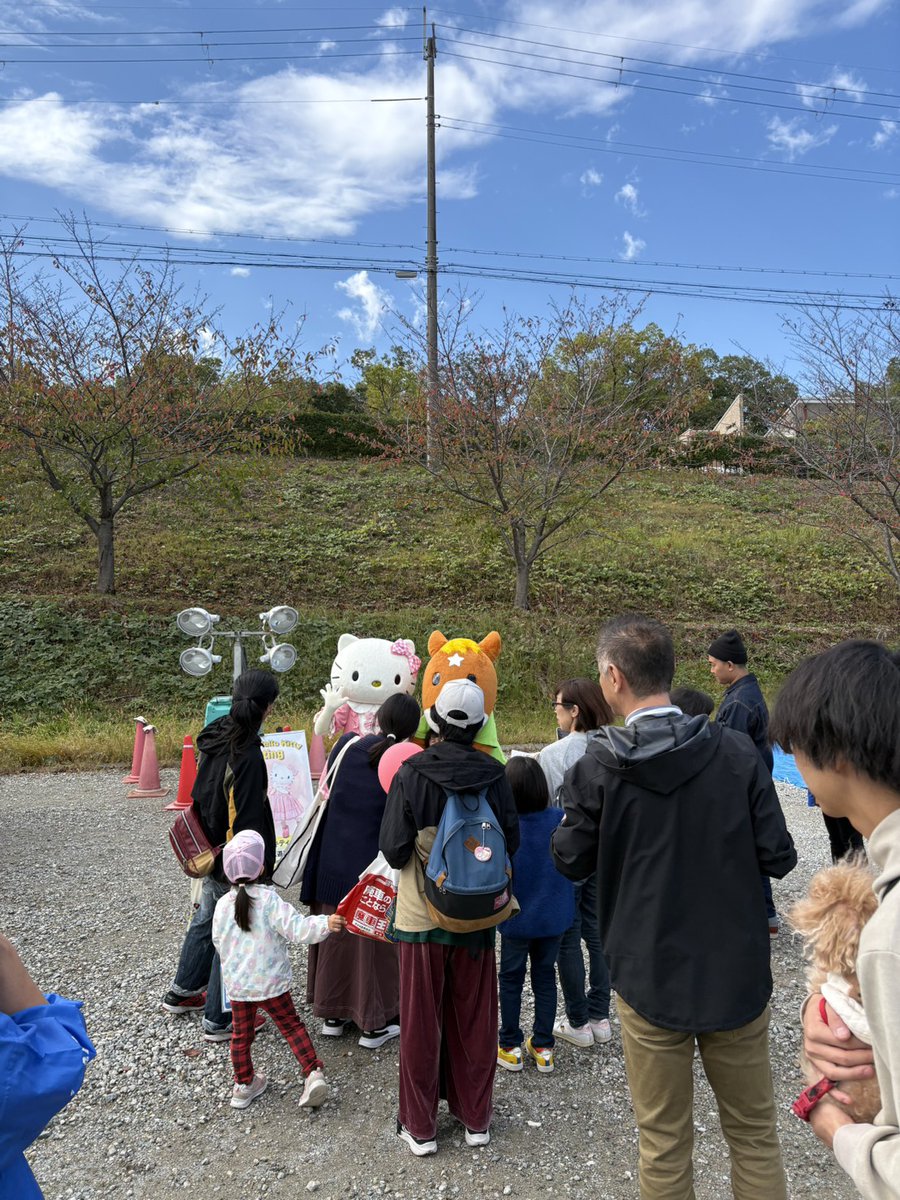 mikihlp's tweet photo. 三木金物まつり会場の様子です。

ターフィーくん、キティちゃん
可愛いです💛

明日、明後日は当パークに遊びに来てくれる予定です✨

#TURFY
#HelloKitty 
#Greeting https://t.co/Qa7NotJ67W