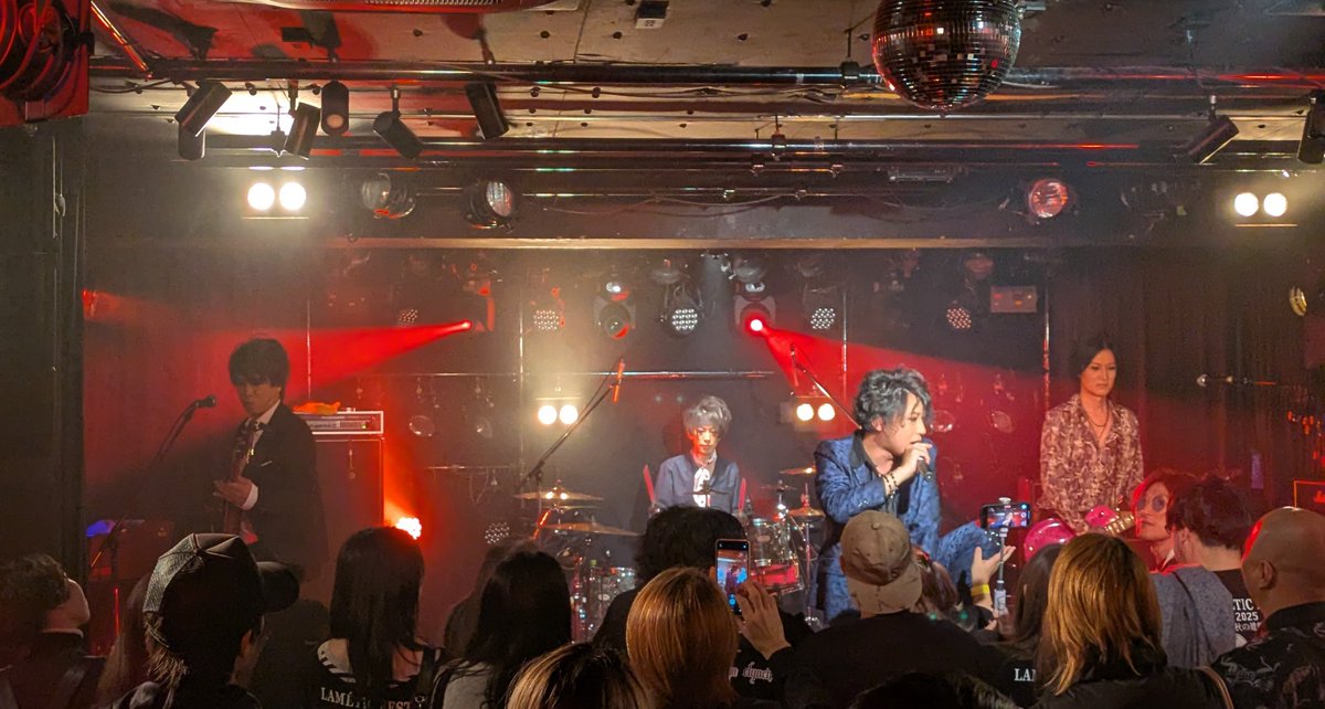 adamuThrash0807's tweet image. デランジェのコピバン、A&apos;KANDERさんがオンタイムで始まりました♪すでにフロアは一杯です✨
#ラメフェス